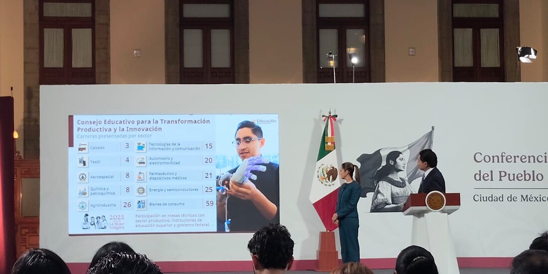 Autoridades educativas en la Mañanera del Pueblo.