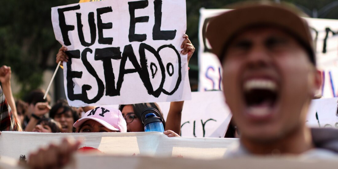 Cientos de personas marcharon del Ángel de la Independencia al Zócalo capitalino a cinco años de la desaparición de los 43 normalistas de Ayotzinapa, el 19 de septiembre de 2019.