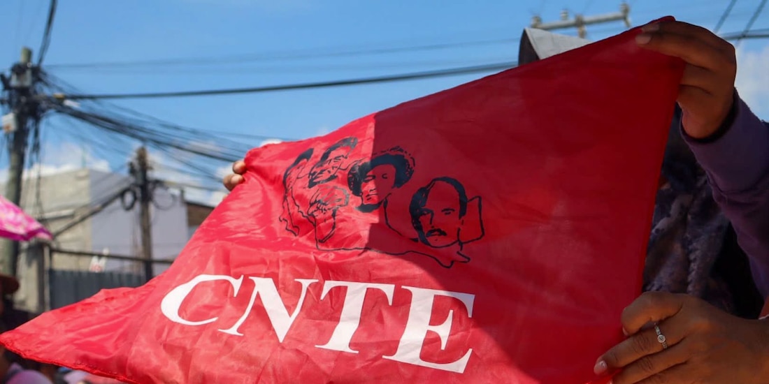 Alrededor de 100 docentes que permanecen en Chilpancingo como parte de la Huelga Nacional convocada por la CNTE