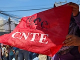 Alrededor de 100 docentes que permanecen en Chilpancingo como parte de la Huelga Nacional convocada por la CNTE