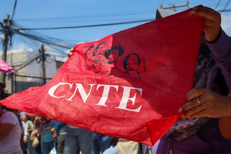 Alrededor de 100 docentes que permanecen en Chilpancingo como parte de la Huelga Nacional convocada por la CNTE