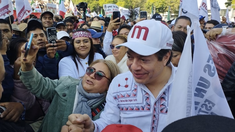 A su llegada el dirigente de Morena es abordado por decenas de personas que quieren tomarse una foto con él; hace llamado a seguir apoyando a la Cuarta Transformación