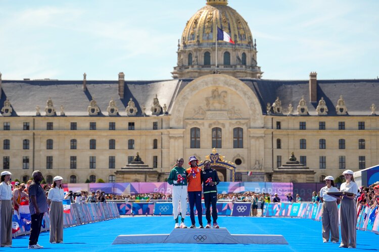 Assefa, Hassan y Obiri, ayer, luego de terminar el maratón femenil.