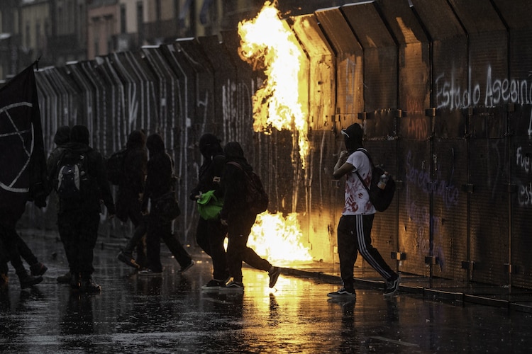 En el Zócalo, supuestos anarquistas lanzaron petardos
