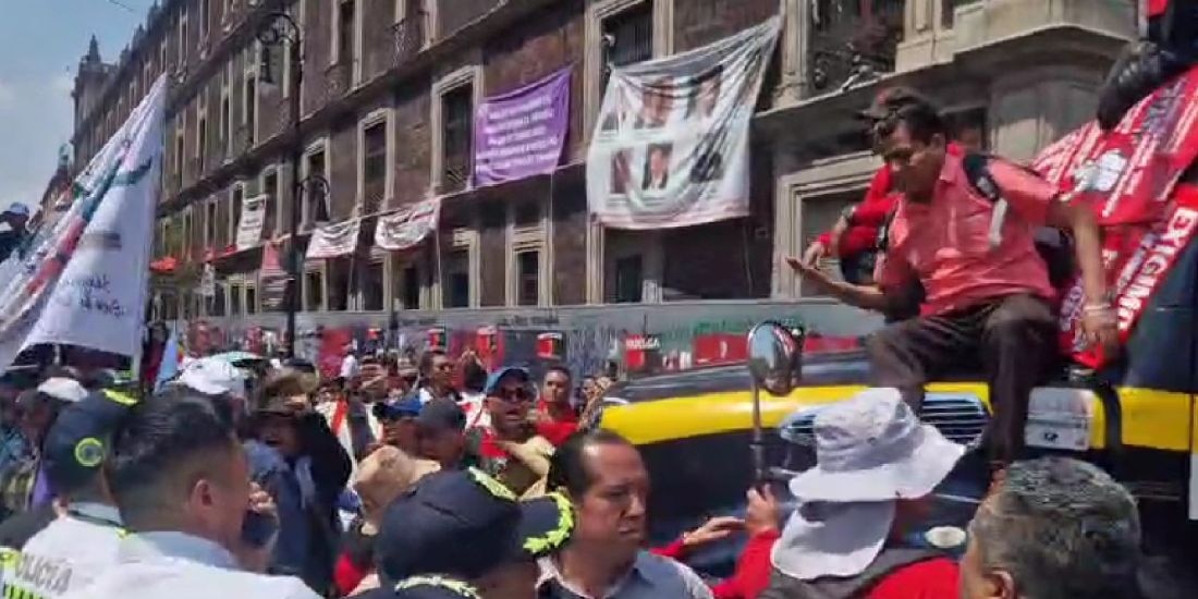 CNTE y policías se enfrentan en el Zócalo de CDMX durante protesta.