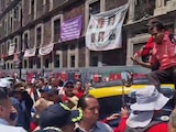 CNTE y policías se enfrentan en el Zócalo de CDMX durante protesta.