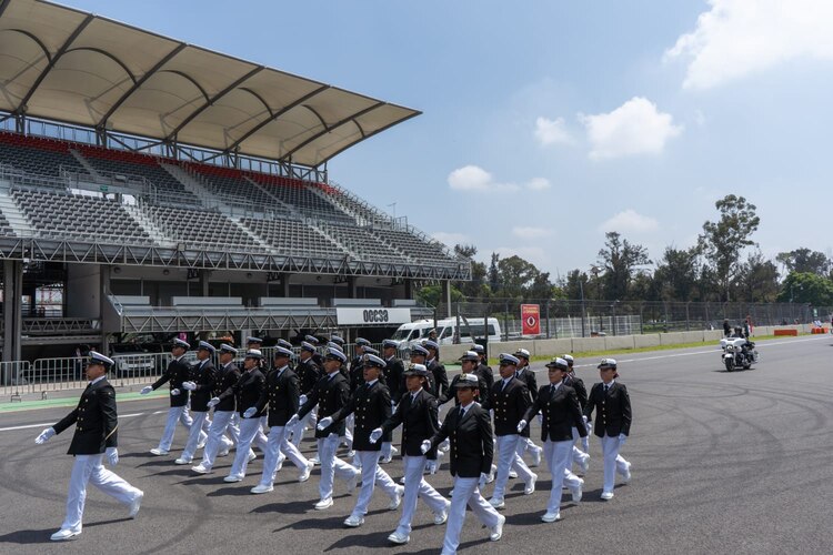 El almirante Raymundo Morales encabezó la revista del contingente que marchará en la capital.