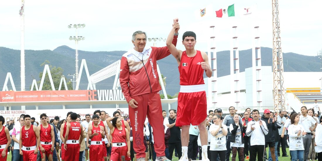 El gobernador Américo Villarreal lideró la clase de boxeo en el estadio Marte R. Gómez.