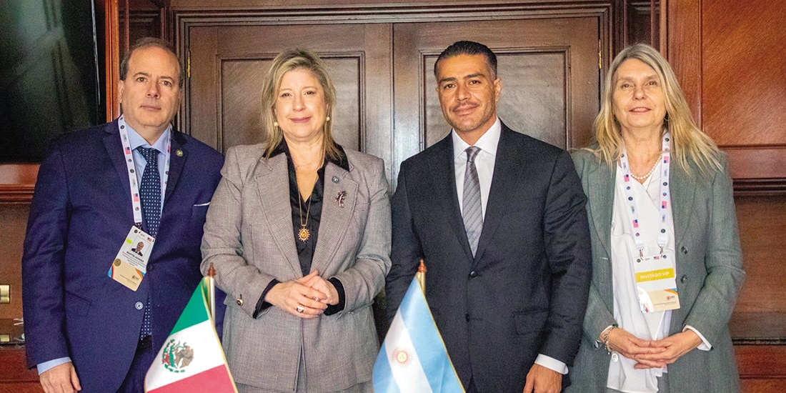 El titular de la SSPC (3.o de izq. a der.) en reunión con autoridades argentinas, ayer.