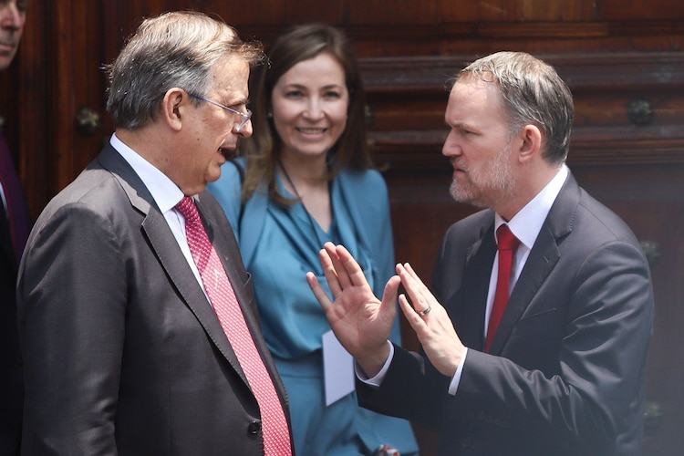 Marcelo Ebrard, secretario de Economía dialoga con el representante comercial de Estados Unidos, Jamieson Greer, en imagen de archivo