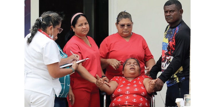 Una mujer es atendida por personal médico tras los terremotos que azotaron el país caribeño, ayer.