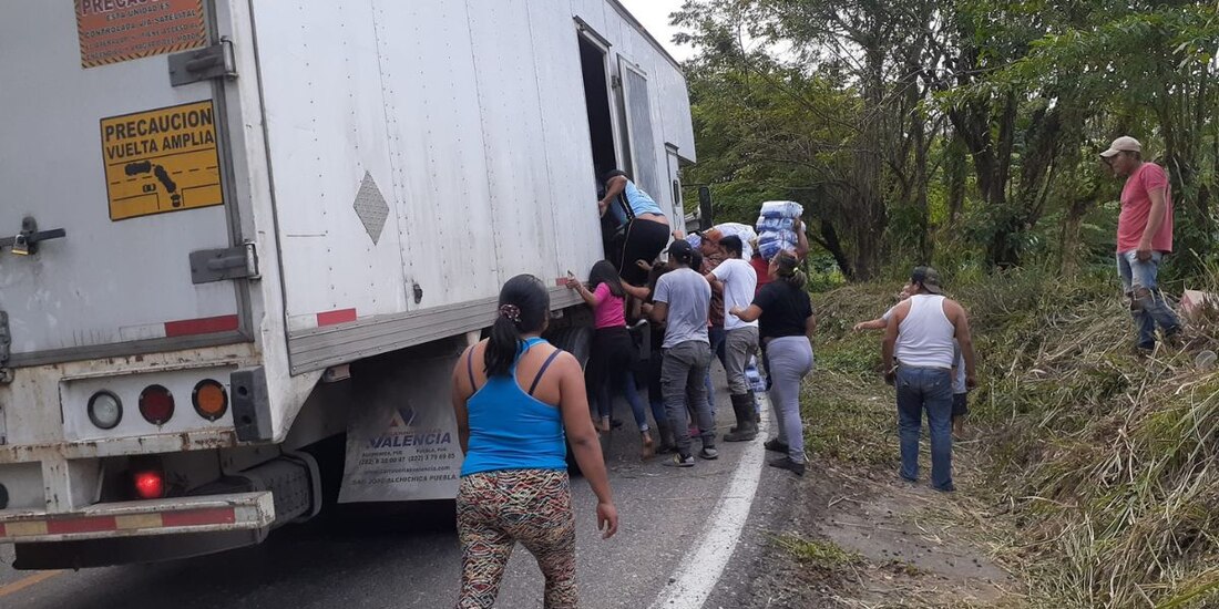 Los pobladores saquearon el camión de jabones en 20 minutos.
