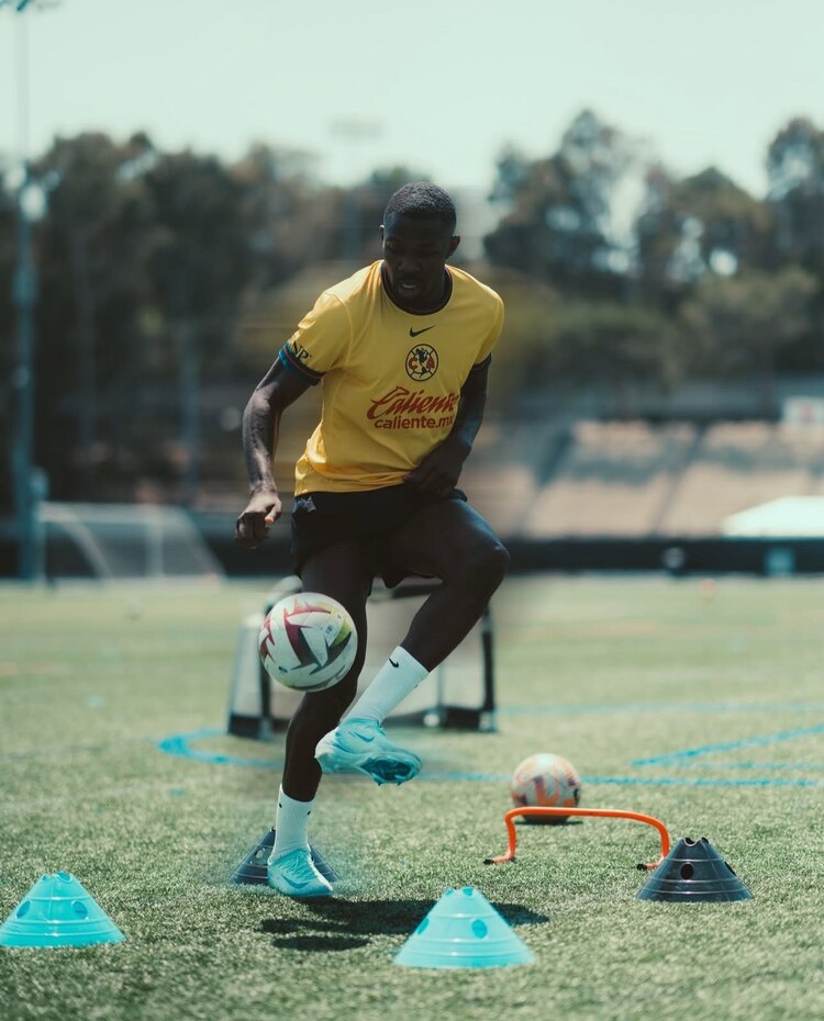 Marcus Thuram entrenando con la camiseta del Club América.
