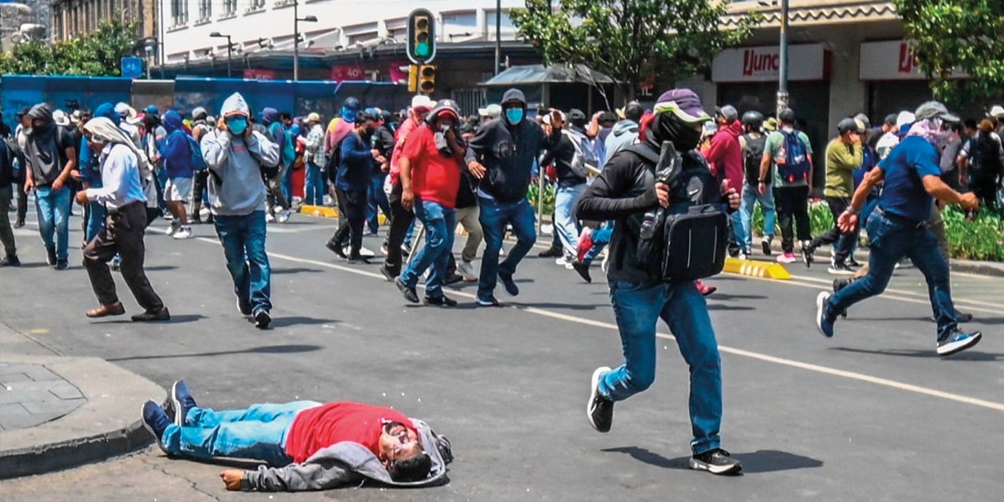 UN PROFESOR herido, ayer.