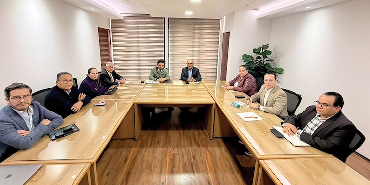 El director general del IMSS (al centro, de verde), ayer, con integrantes del SNTSS.
