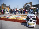 Uno de los tapetes de aserrín y un cráneo, ayer, en ofrenda del Zócalo.