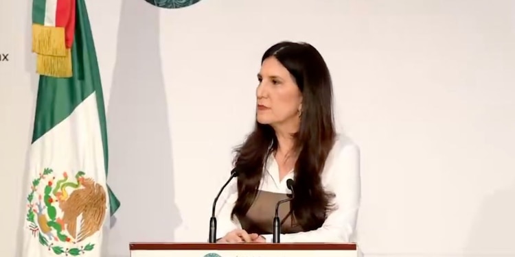 Kenia López en conferencia