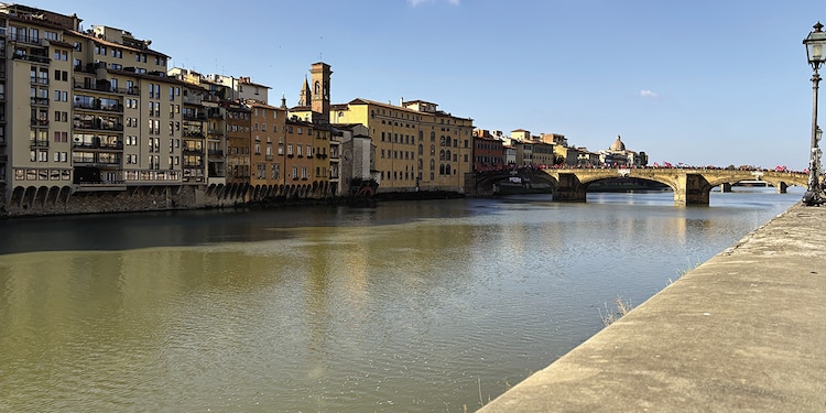 DESDE el Ponte Vecchio puedes admirar las aguas del río Arno.