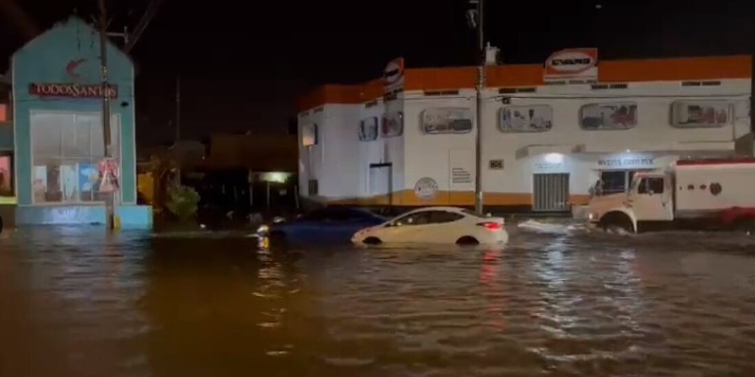 Las fuertes lluvias de este sábado 22 de julio, dejaron a Mazatlán con varios árboles y anuncios caídos, inundaciones, y varias colonias con apagones.