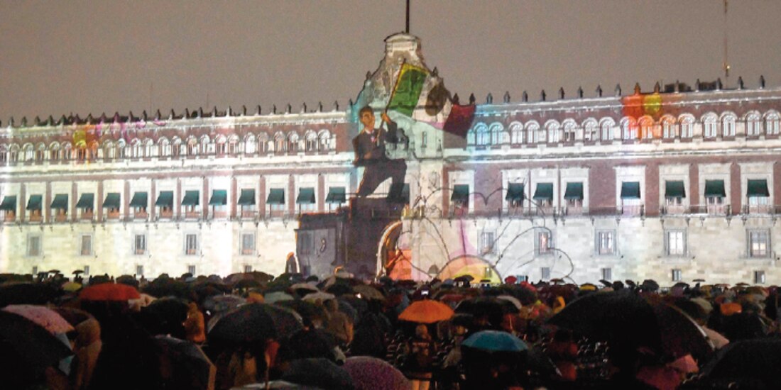 La proyección de Memoria Luminosa en la fachada de Palacio Nacional, anoche.