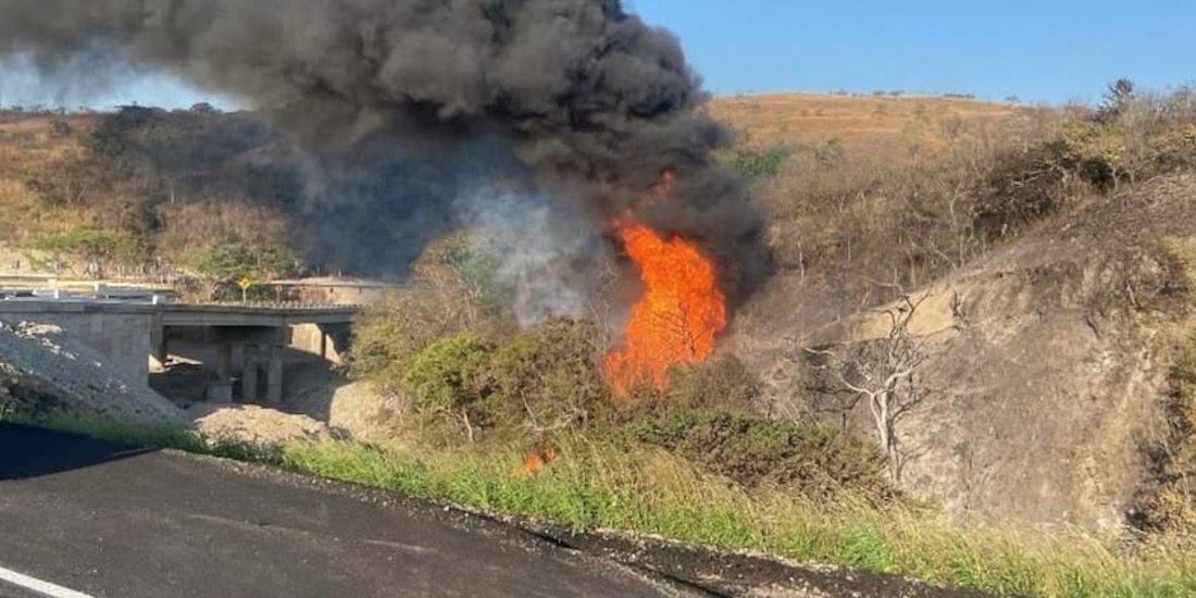 Fotografía compartida en redes sociales sobre la explosión e incendio en el ducto.