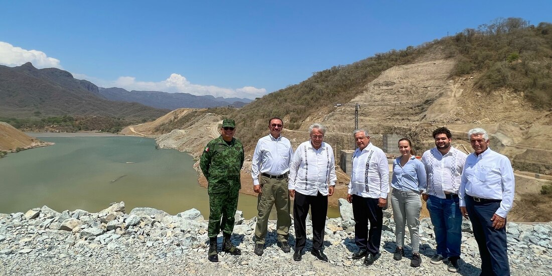 AMLO, junto a otros funcionarios, supervisa obras en la Sierra Madre.