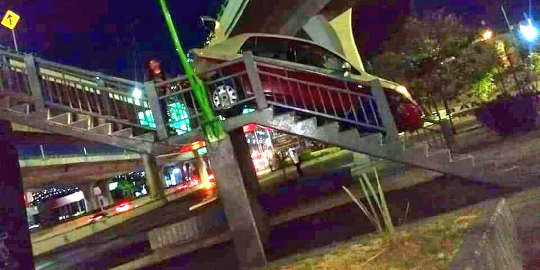 En Naucalpan, un taxista atravesó un puente peatonal con todo y su vehículo, el cual tenía placas de la CDMX