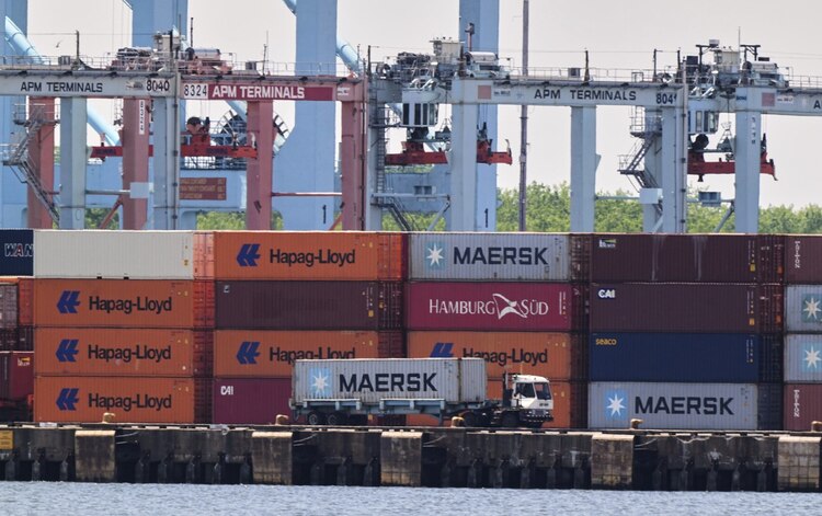 Imagen de contenedores de envío en el puerto de Elizabeth, en Nueva Jersey, el lunes 12 de mayo de 2025.