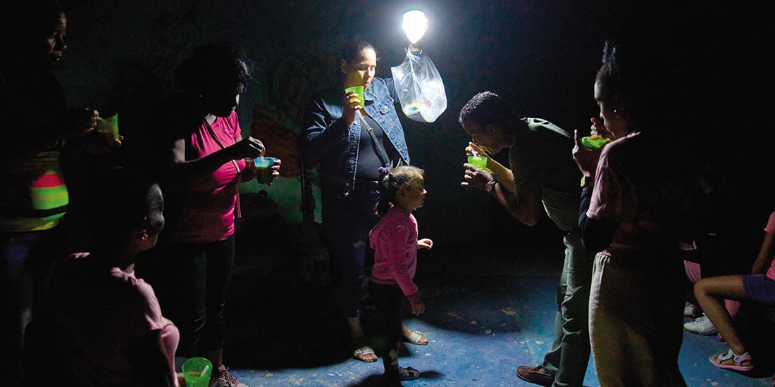 Un hombre da de comer a una niña durante un apagón, el 4 de marzo.