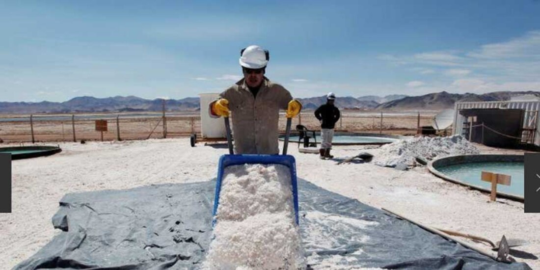 n esta imagen referencial, una persona carga concentrado de halita en el Salar del Hombre Muerto, una importante fuente de litio a unos 4 mil metros de altura, en el límite de las provincias argentinas de Catamarca y Salta