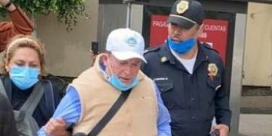 Cerca de las 11:30 de la mañana de este domingo, Lozano fue sacado del plantón y se fue en un taxi, aunque no se informó qué problema lo afecta.<br>