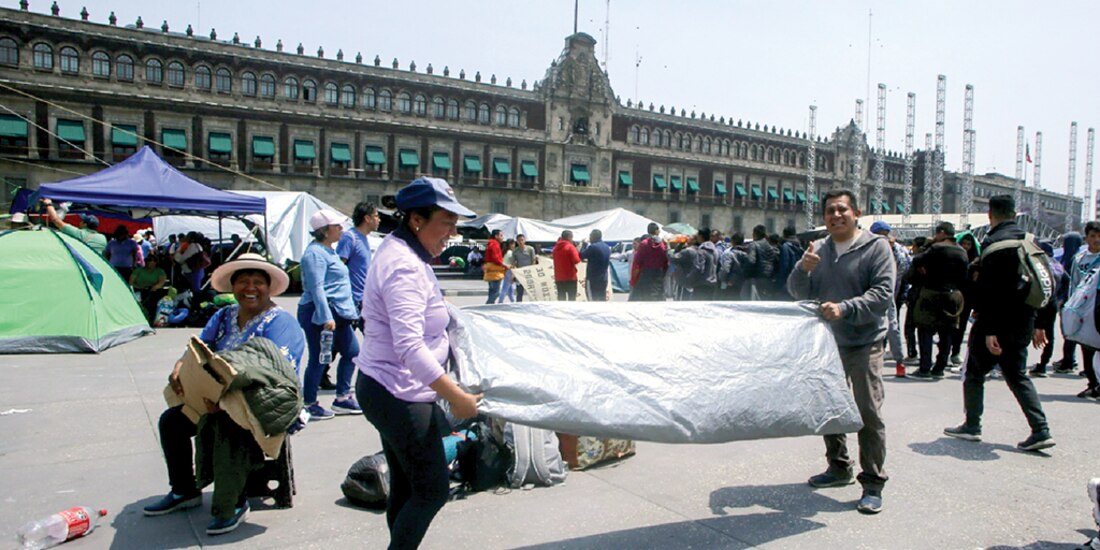 Los maestros ayer, mientras levantan sus lonas de la explanada del Zócalo.