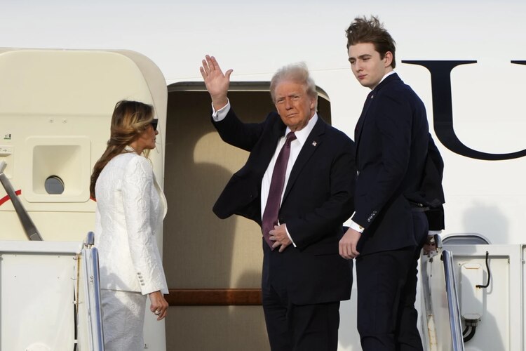 Donald Trump, junto a Melania y su hijo, Barron Trump.