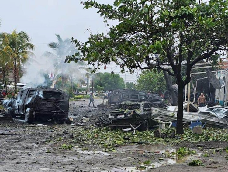 Explosión de camioneta frente a instalaciones de Policía Comunitaria de Coahuayana dejó 5 personas muertas.