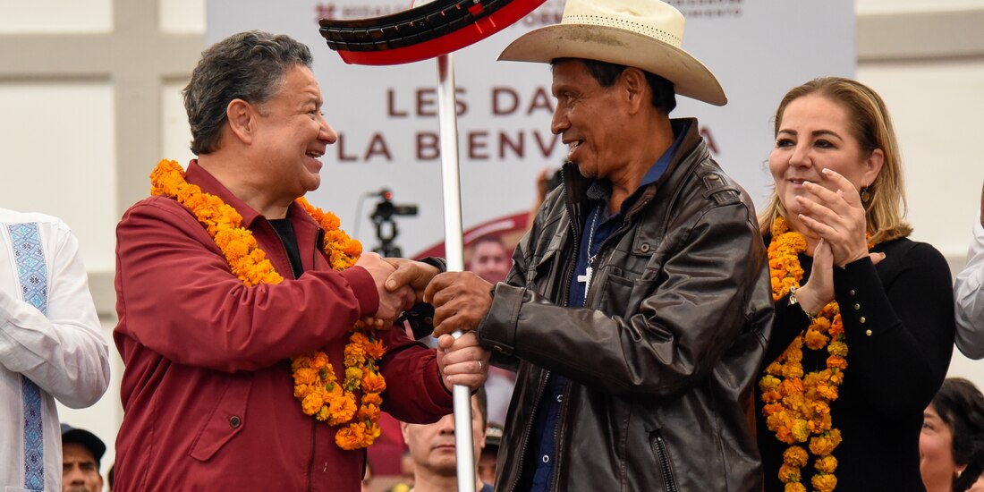 El gobernador de Hidalgo, Julio Menchaca encabezó la entrega de apoyos