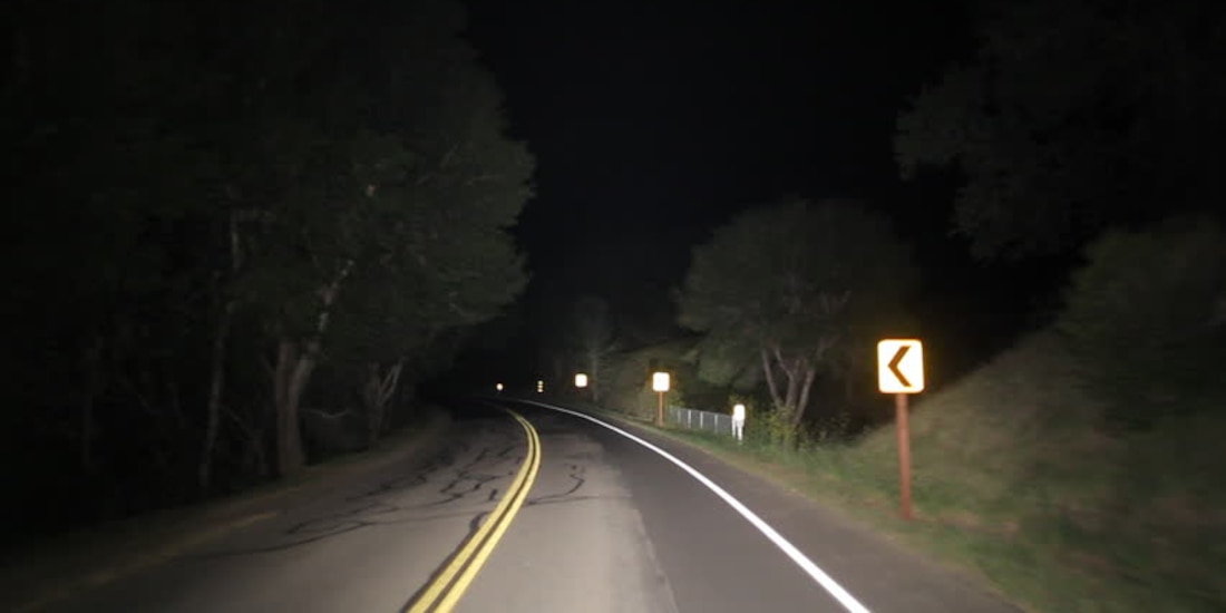 Momento exacto en que una supuesta mujer fantasma es captada por cámara de auto en una carretera de México