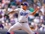 Julio Urías en una acción del duelo entre Dodgers y Rockies