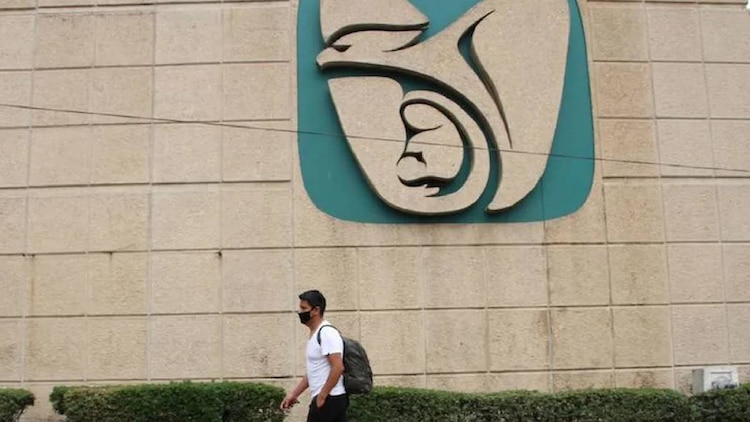 Una persona camina frente al Centro Médico Nacional Siglo XXI.