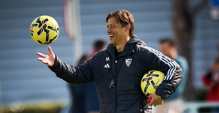Matías Almeyda mientas dirigía en España al Sevilla