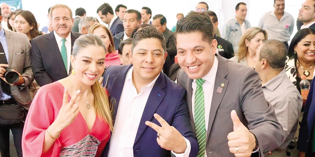 RICARDO GALLARDO (c), junto a su esposa Ruth González, ayer, durante la apertura de la Semana Cultural del Estado de San Luis Potosí en el Senado de la República.