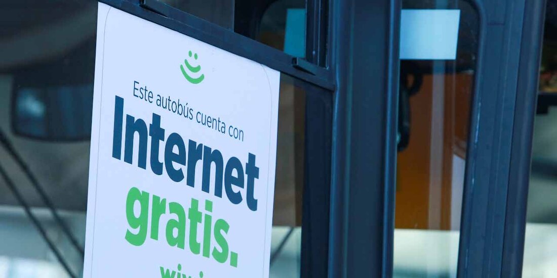 Las nuevas unidades anuncian en letreros el nuevo servicio que incluye el transporte público.