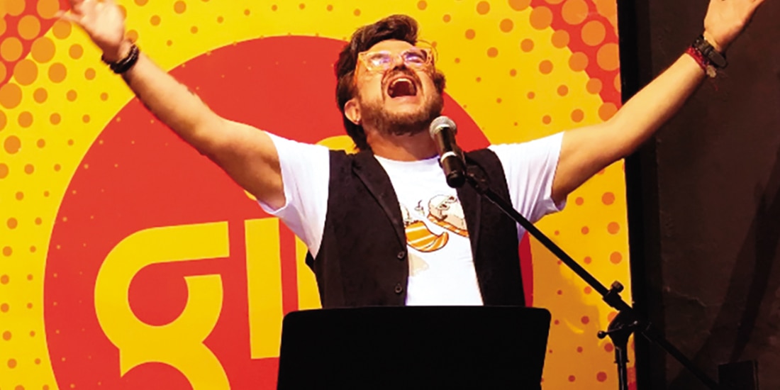El cantante durante su interpretación musical, ayer.
