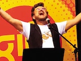 El cantante durante su interpretación musical, ayer.