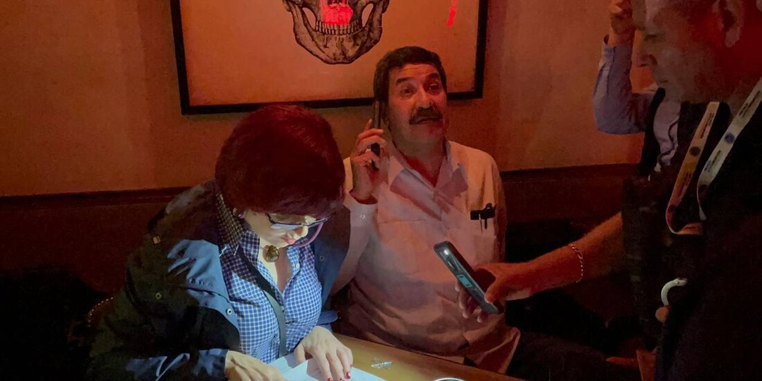 El exgobernador durante el intento de su detención, ayer.