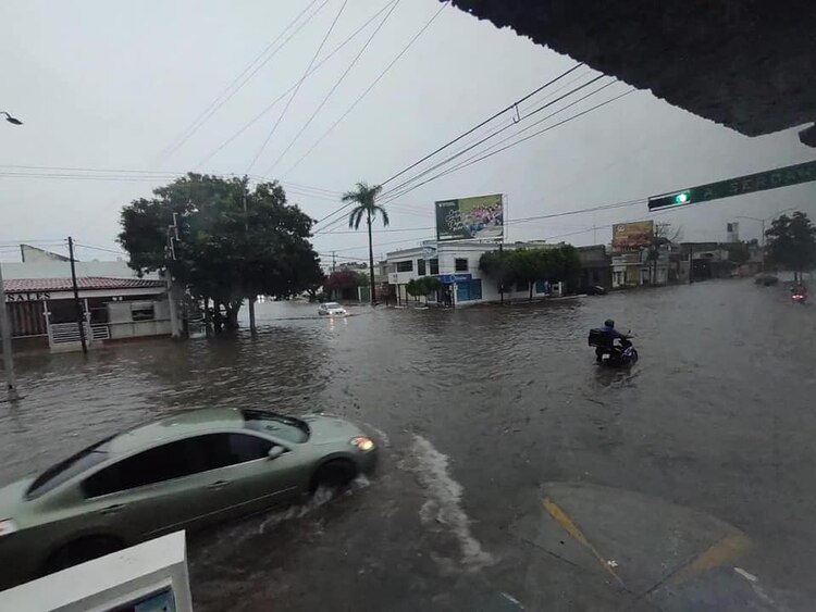 Ayer por la tarde, el ciclón tropical ya había causado estragos en Los Mochis.