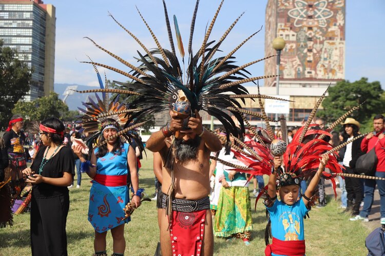 Danzantes acompañan a las familias en Ciudad Universitaria durante el paso del eclipse.