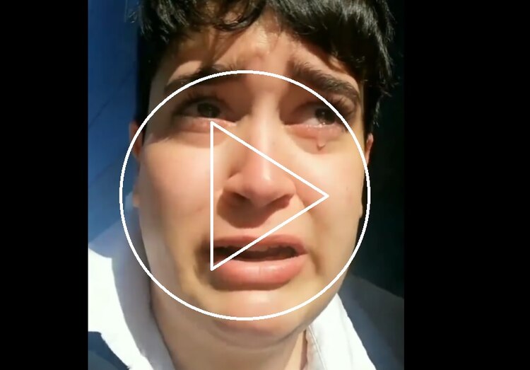 Joven llora; empresa solo tenía uniforme unitalla