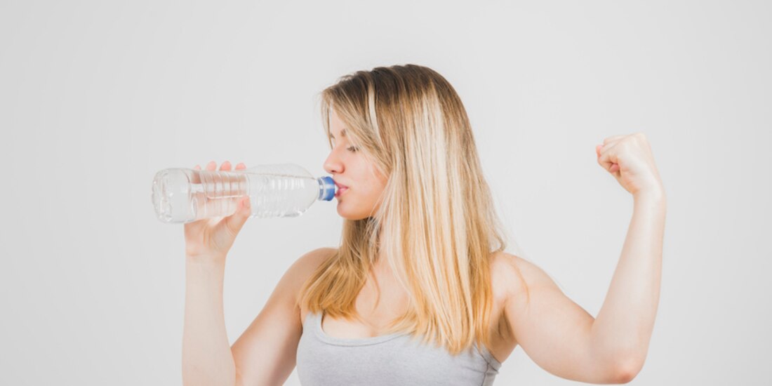 La especialista recomienda tomar entre un litro y medio y dos litros y medio de agua.