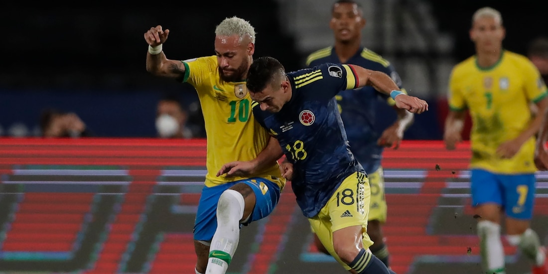 Neymar conduce el balón ante la marca de Rafael Borre en el Brasil vs Colombia de la cuarta fecha del Grupo B de la Copa América.