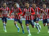 Jugadores de Chivas festejan un gol en el Torneo Apertura 2023.